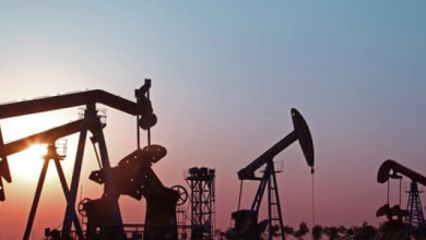 Photo of Preços do petróleo sobem devido a interrupções na produção dos EUA e relatório otimista da OPEP